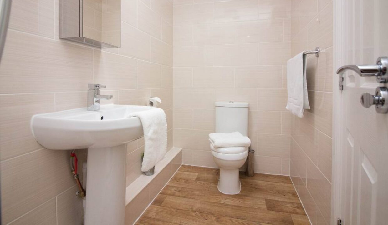 stayzo.castle point 18.bathroom