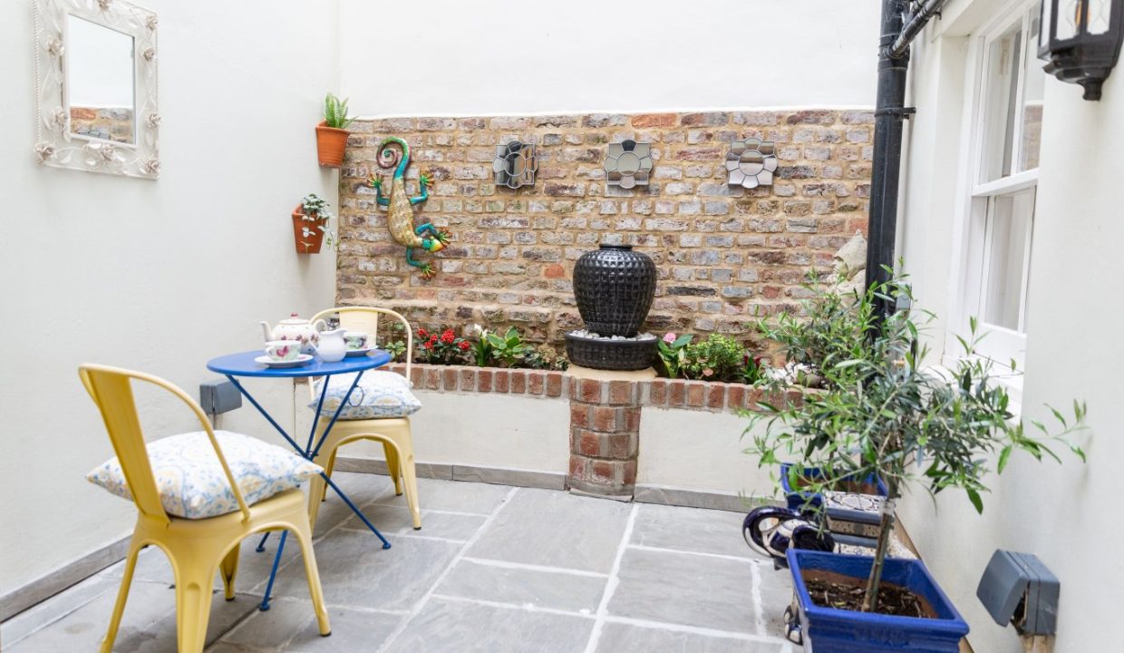 17 Rodney Road outdoor seating