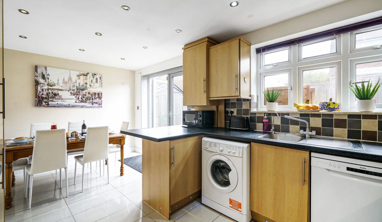 52A Sullivan Way, Elstree - UauTo1Hiveov2Y1NlDVD