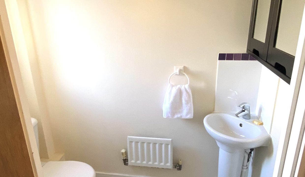 8 Sunderland Cloakroom