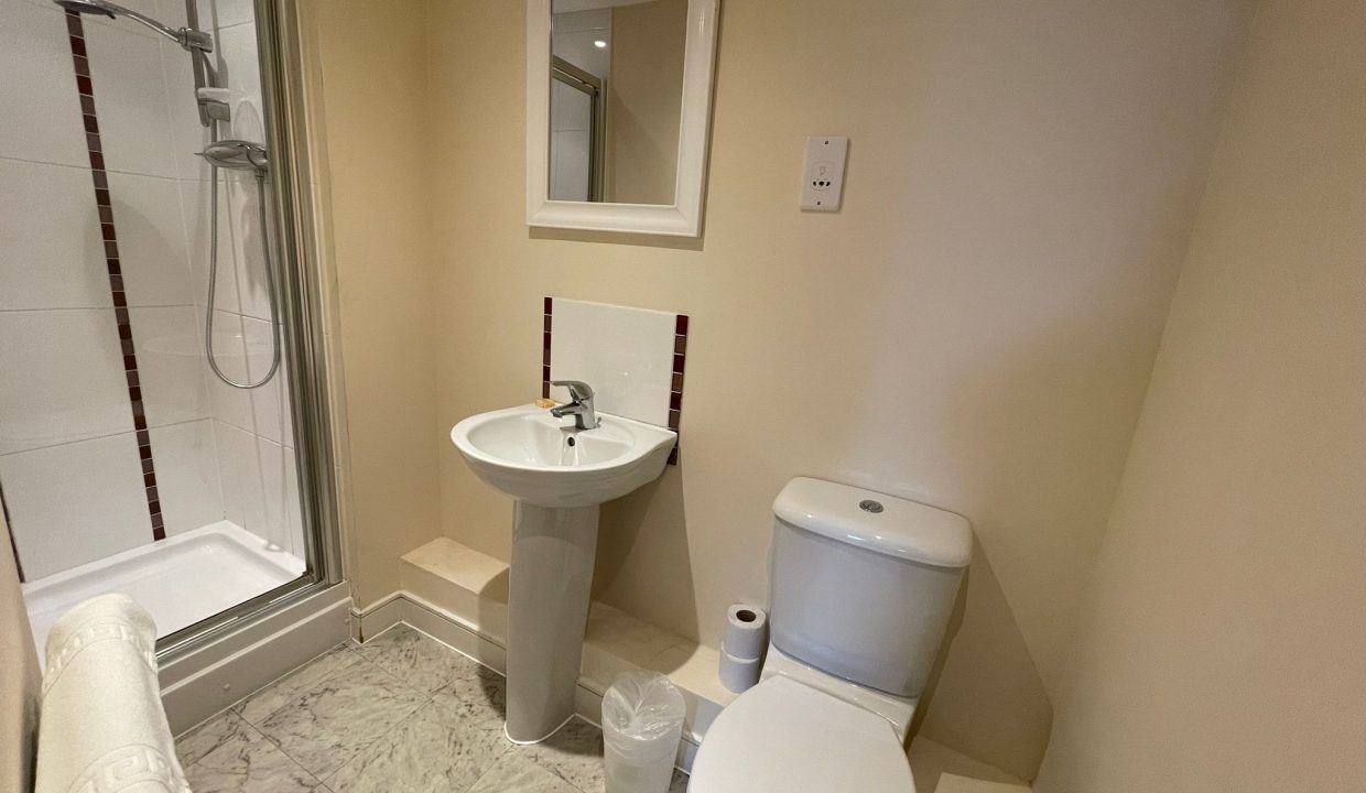 8 Sunderland Ensuite