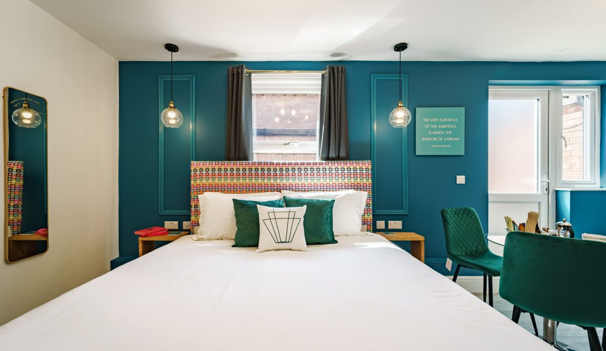 39GR S3 bed, table, coffee