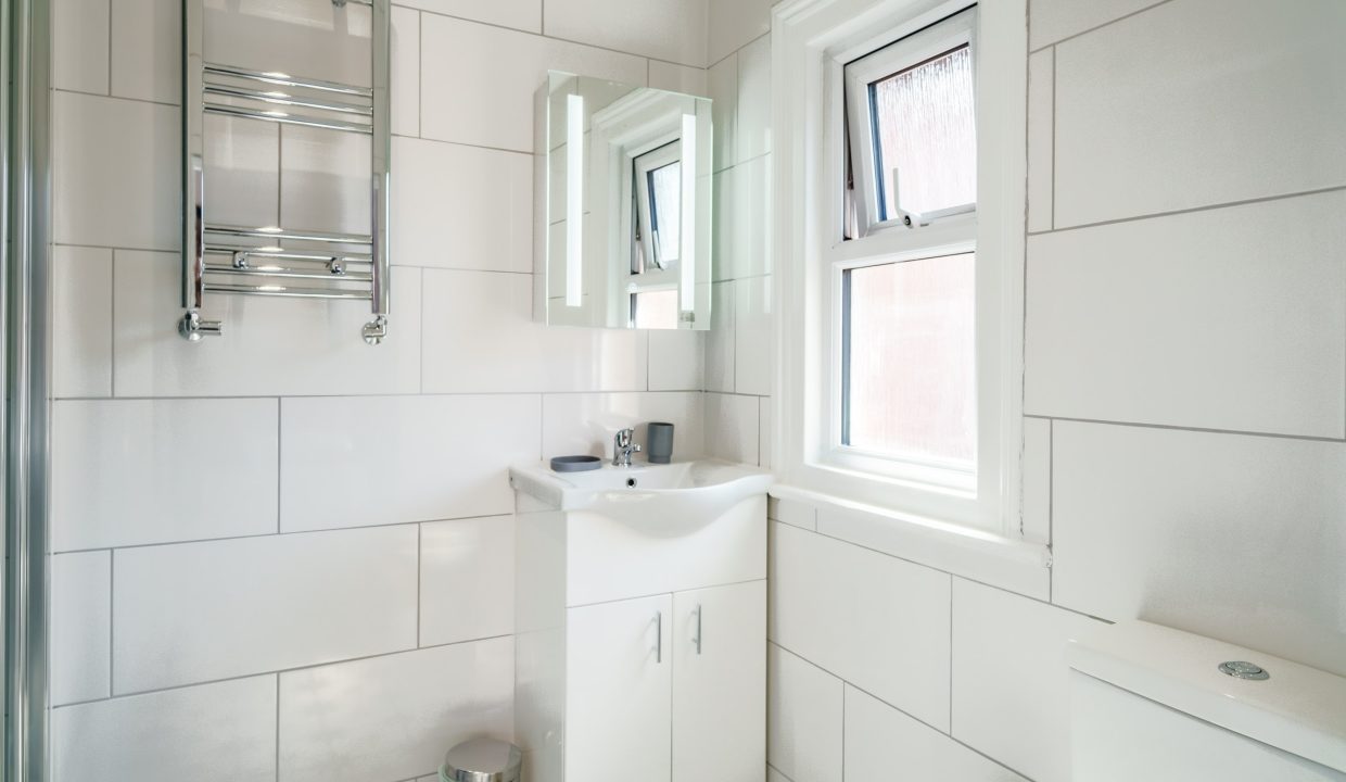39GR S4 washbasin and loo