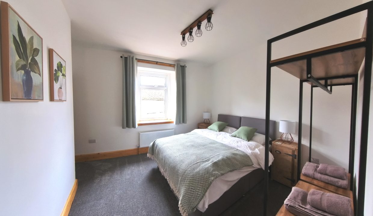 Green Bedroom 01