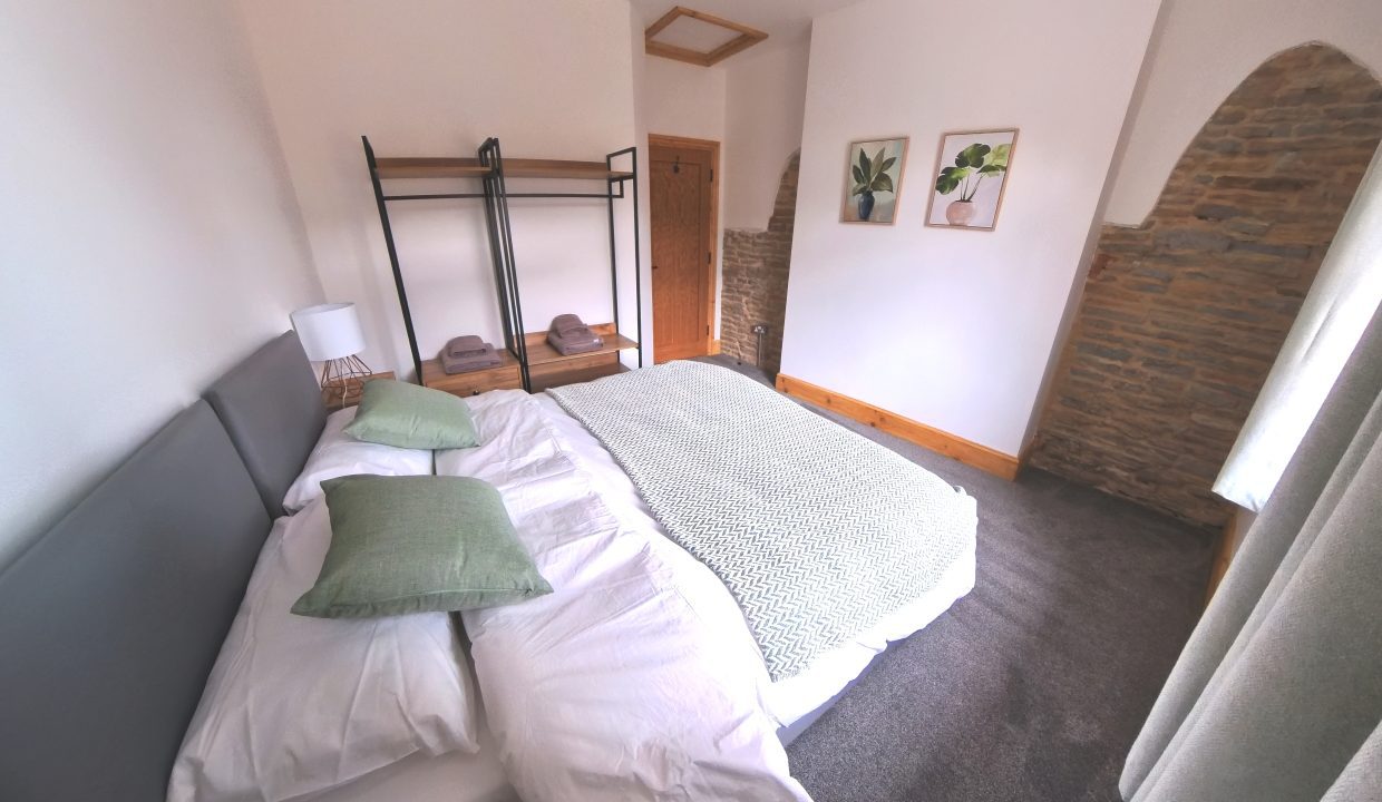 Green Bedroom 02