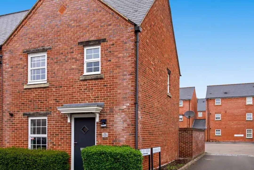 Lets Stay SA Haversham Drive Swindon Serviced Accommodation xternal (1))))