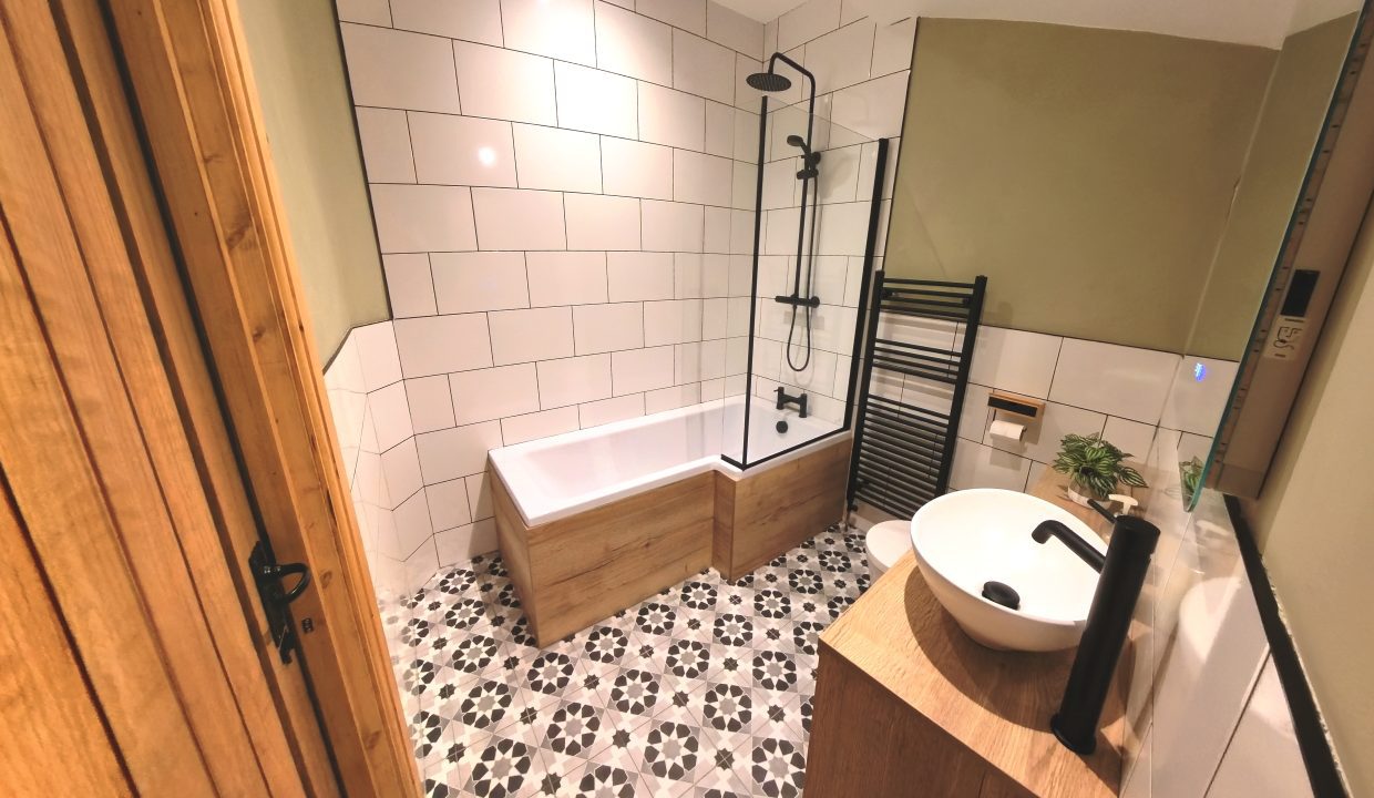 Upstairs Bathroom 02