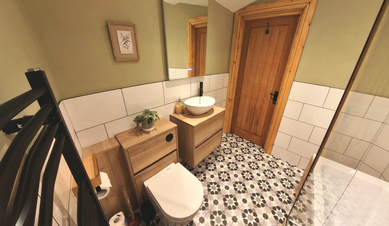 Upstairs Bathroom 03