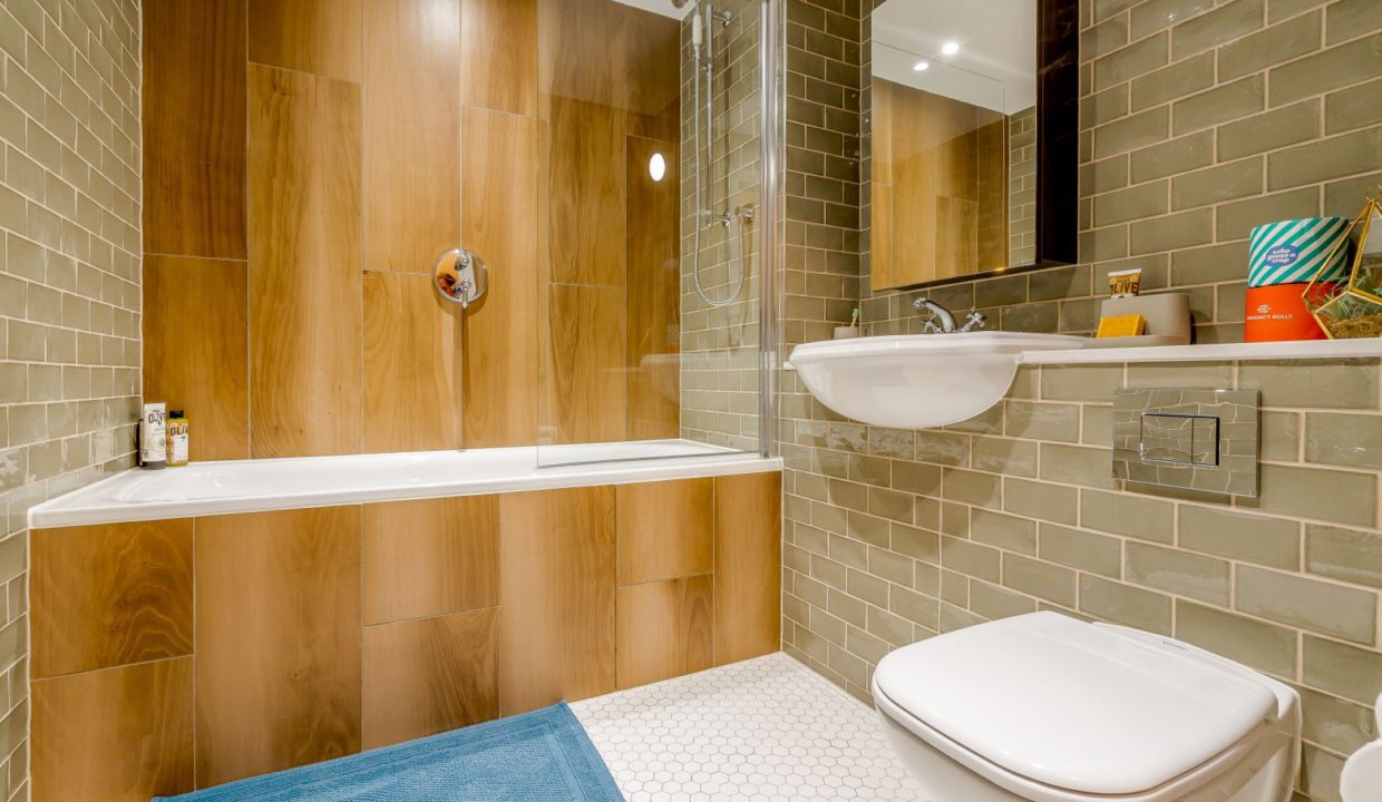 4. Canada Gardens- Bathroom