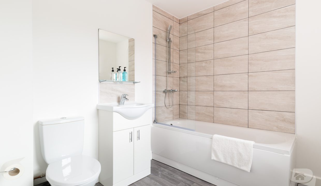 Main bathroom 1