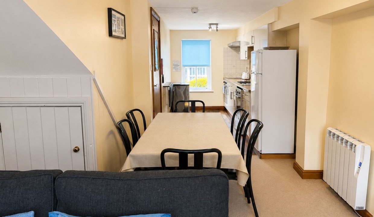 03 - Kitchen and dining area