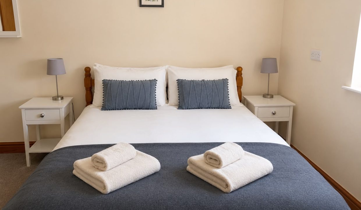 09 - Double bed bedroom