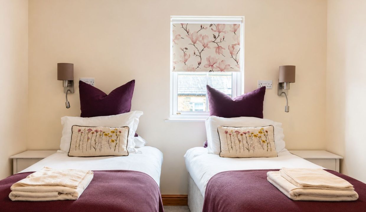 09 - Twin beds bedroom