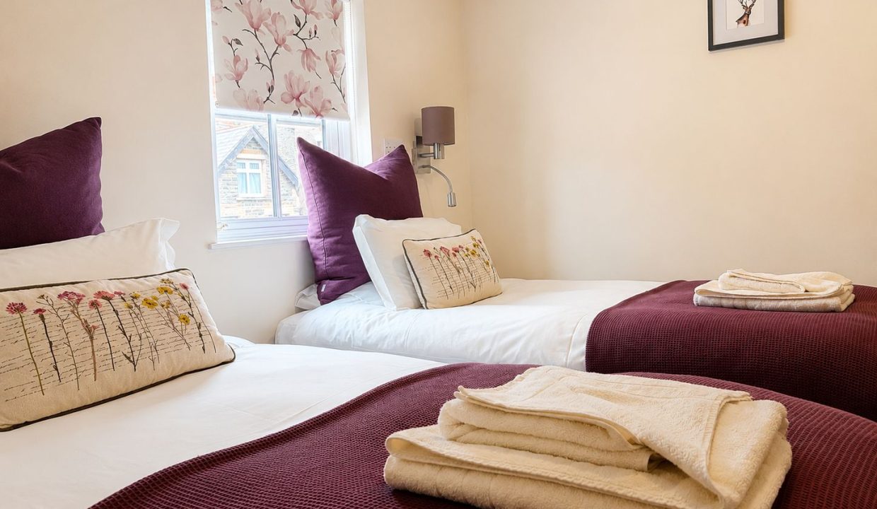 10 - Twin beds bedroom