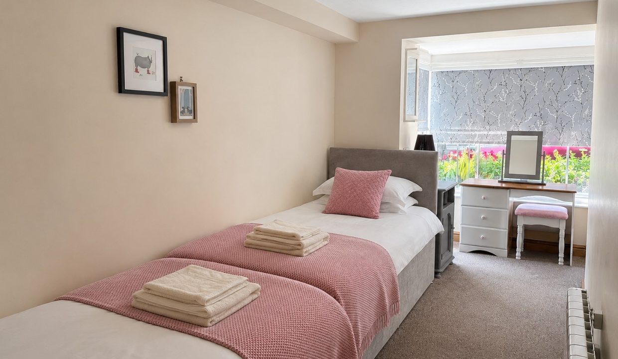 12 - Twin bedroom