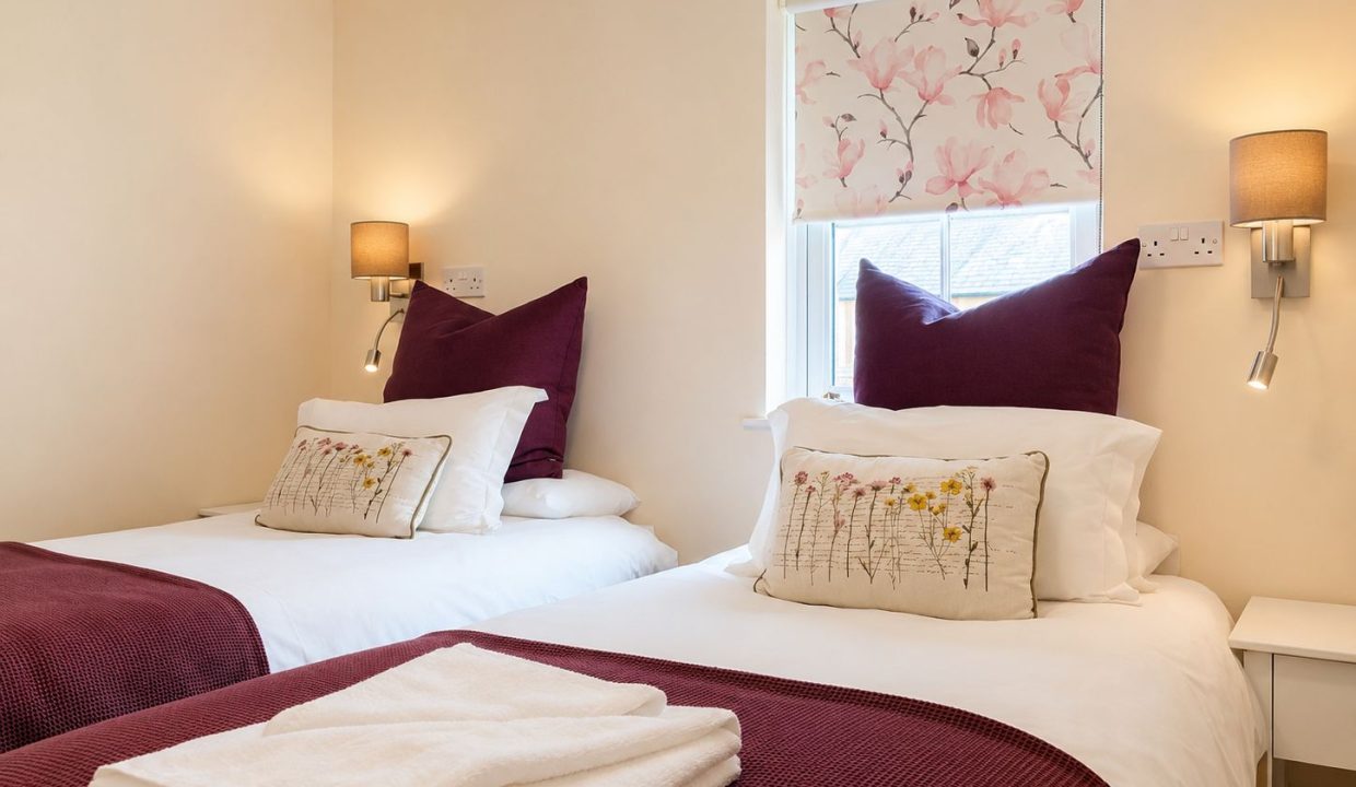 12 - Twin beds bedroom