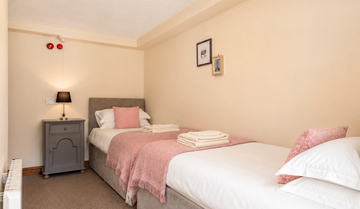 14 - Twin bedroom
