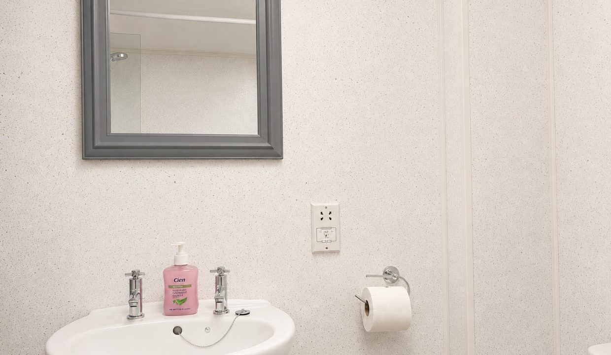 18 - Bathroom