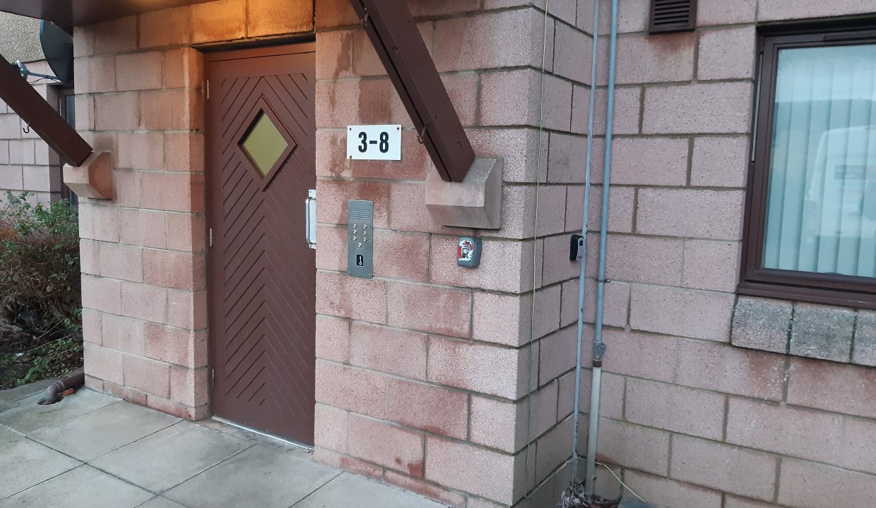 FrontDoor-ShowingMaintenanceBoxLocation