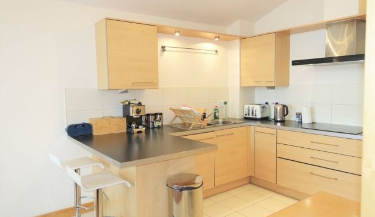 b kitchen Hampton Court 1 bed (Large)