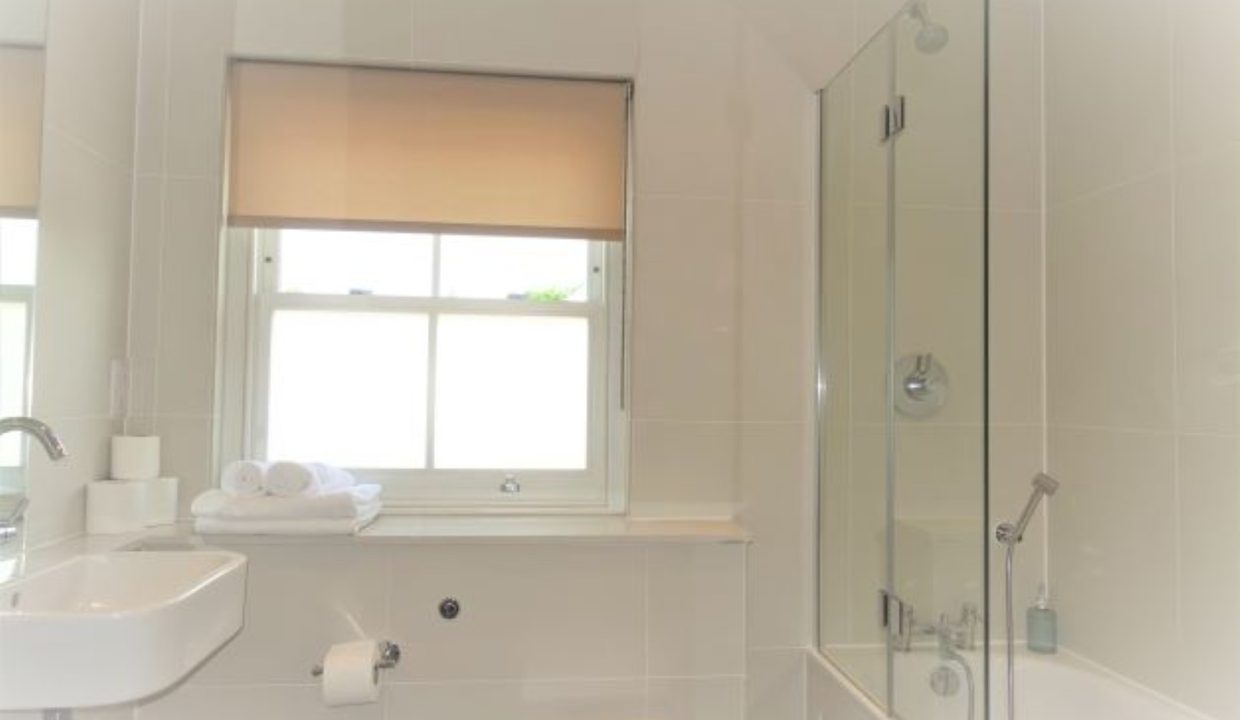 d ensuite bathroom Twickenham serviced apartments (Large)