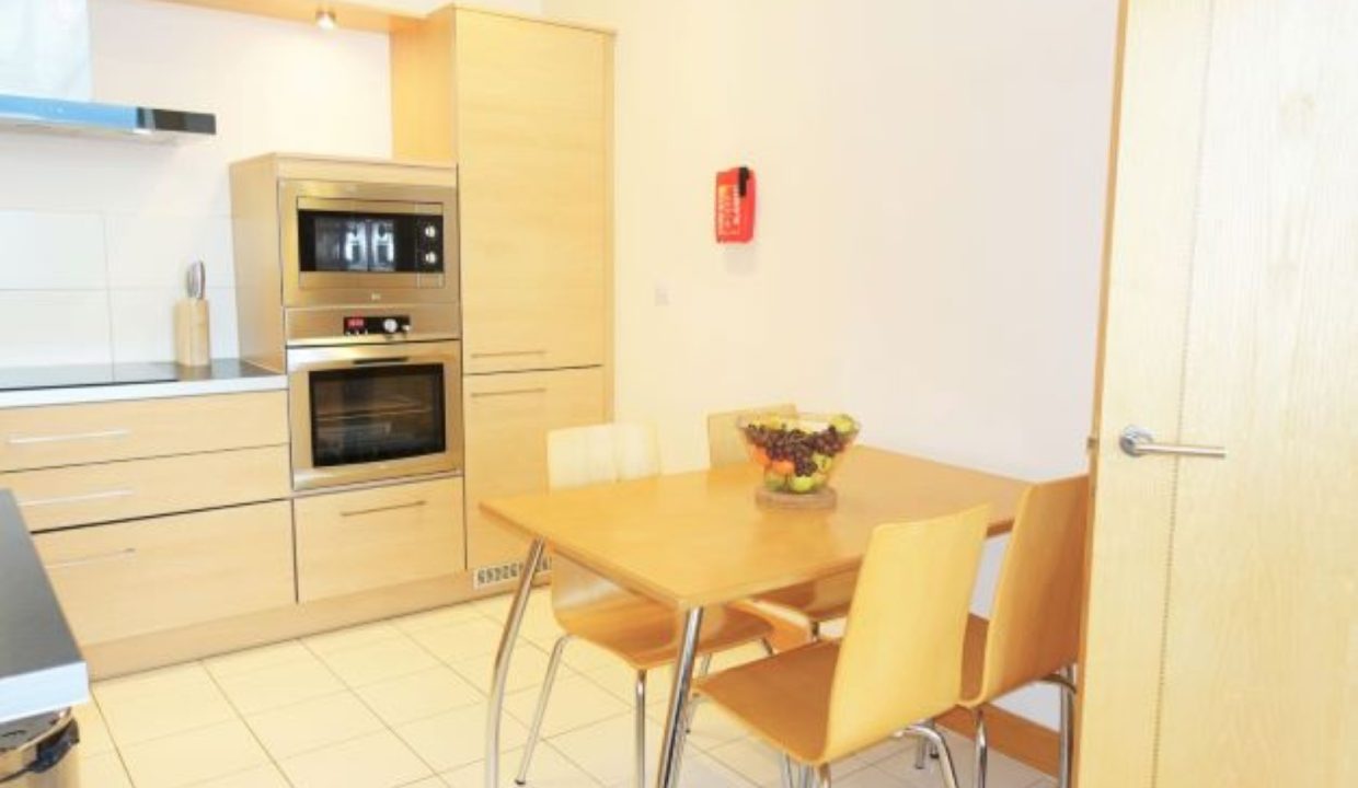 g kitchen dining area Hampton Court 1 bed (Large)
