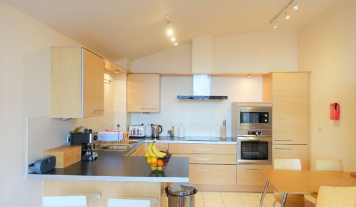 h kitchen dining area Hampton Court 1 bed (Large)