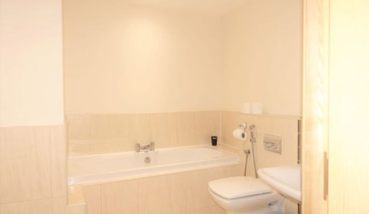 q bathroom Hampton Court 1 bed (Large)