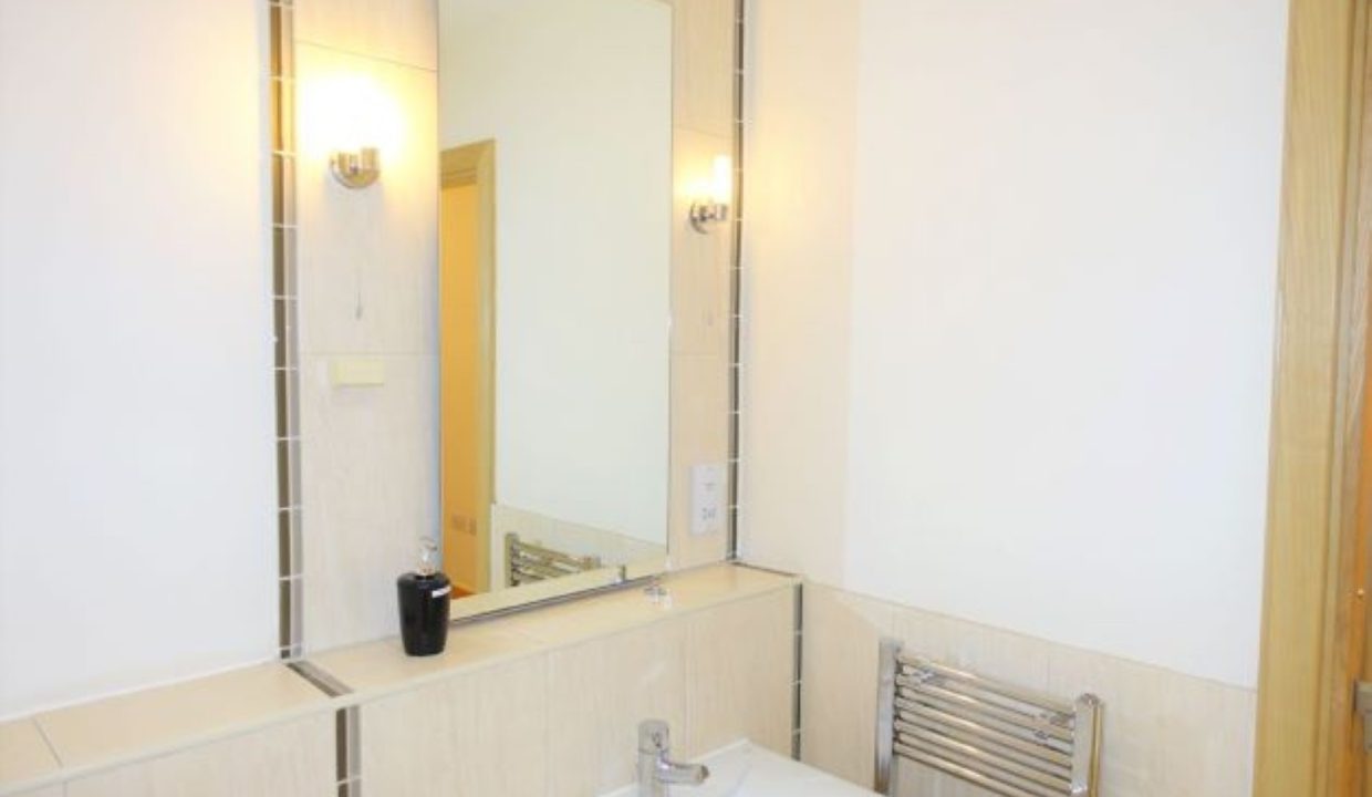 r bathroom Hampton Court 1 bed (Large)