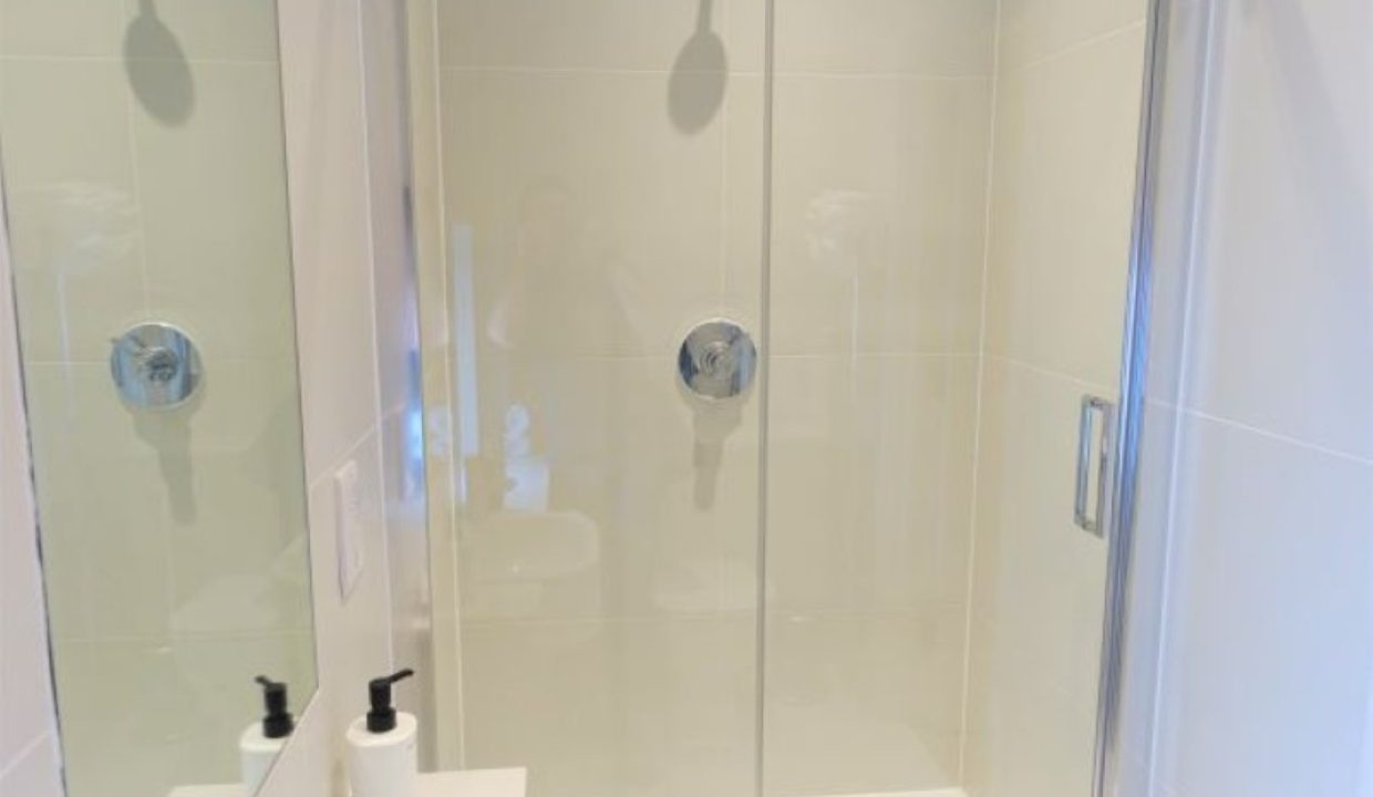 s main bathroom l Twickenham serviced apartments (trade stays) (Large)