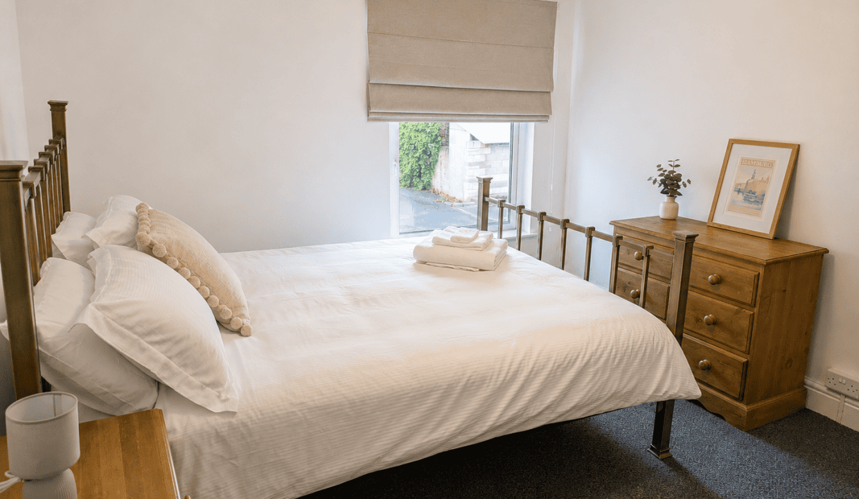 Cozy Scandinavian Bedroom Retreat(2)